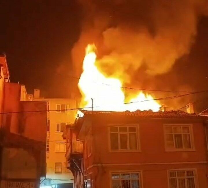 Bursa’nın Osmangazi ilçesinde metruk binada çıkan yangın korku dolu anlar