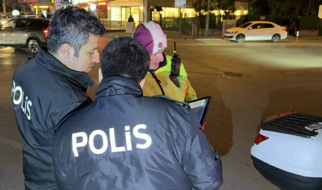 Bursa’da o mahalleye akın eden sürücülere polis uygulaması Bursa İl Emniyet Müdürlüğü ekipleri, yüksek sesle müzik yayını yapan,