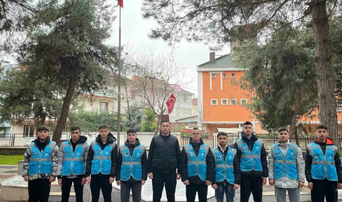 Bursa’nın İnegöl ilçesinde Ülkü Ocakları Ortaöğretim Birimi mensubu öğrenciler, Ramazan