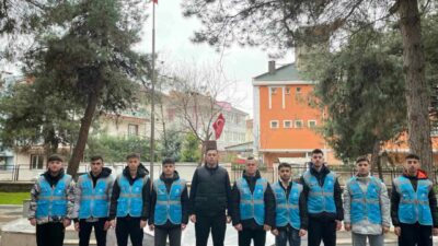 Bursa’nın İnegöl ilçesinde Ülkü Ocakları Ortaöğretim Birimi mensubu öğrenciler, Ramazan