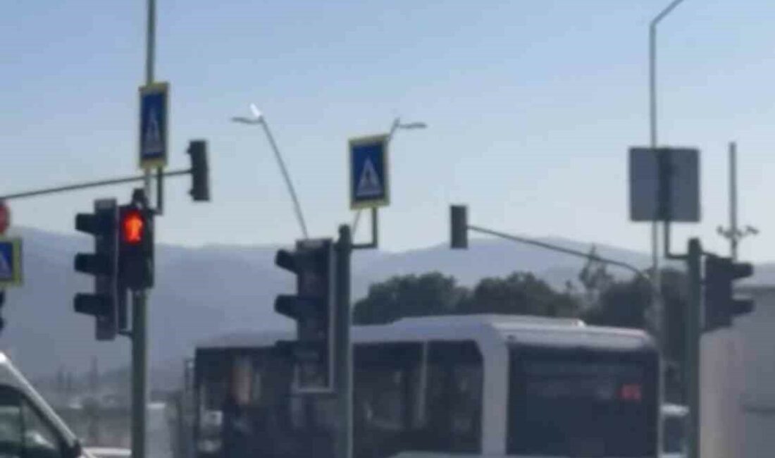 Bursa’da özel halk otobüsünün ters şeride girmesi trafikte tehlikeli anlara