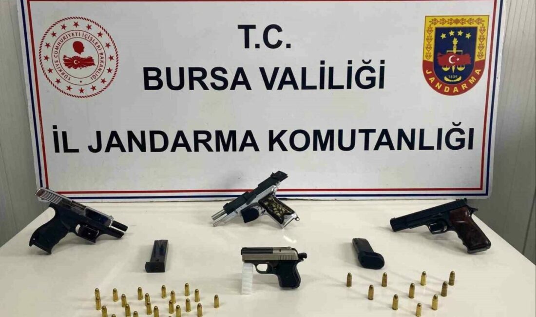 Bursa’da jandarma ekiplerince düzenlenen operasyonda 4 ruhsatsız silah ve çok