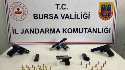 Bursa’da jandarma ekiplerince düzenlenen operasyonda 4 ruhsatsız silah ve çok
