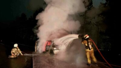 Bursa’nın İnegöl ilçesinde seyir halindeki otomobil alev alev yandı. Olay,