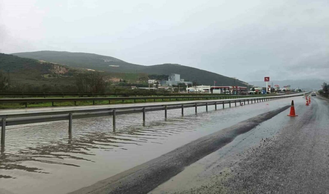 Bursa’da sağanak nedeniyle göle dönen Gemlik-Orhangazi kara yolunda mahsur kalan