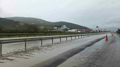 Bursa’da sağanak nedeniyle göle dönen Gemlik-Orhangazi kara yolunda mahsur kalan