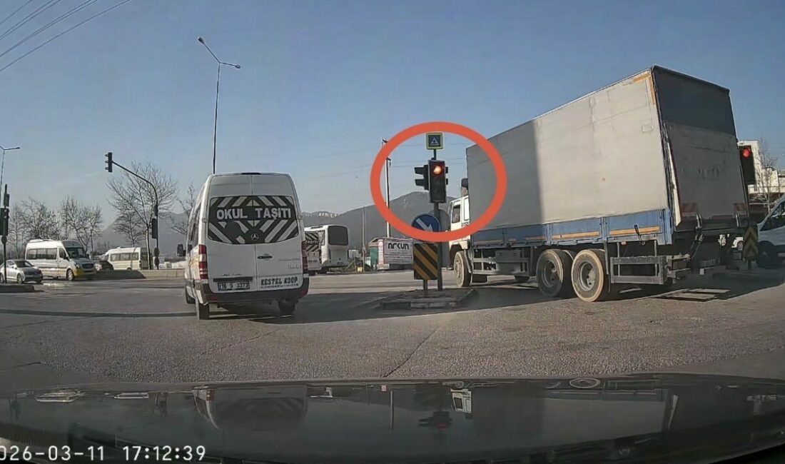 Bursa’nın Kestel ilçesinde kırmızı ışık ihlali yapan sürücüler trafiği tehlikeye