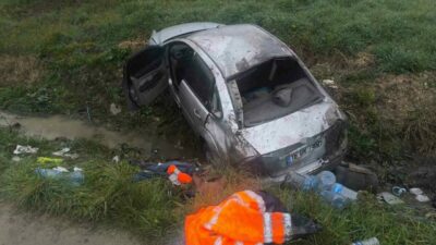 Bursa’nın İnegöl ilçesinde kontrolden çıkan otomobilin taklalar atarak tarlaya uçtuğu