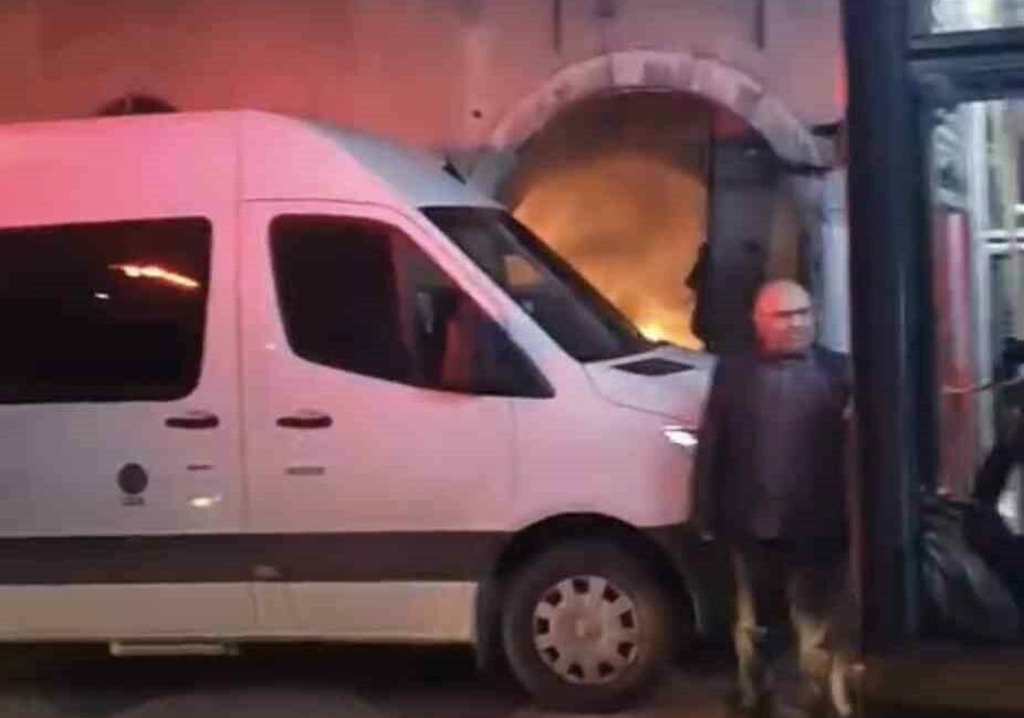 Bursa’da 156 yıllık tarihi bir binada çıkan yangın itfaiye ekiplerinin