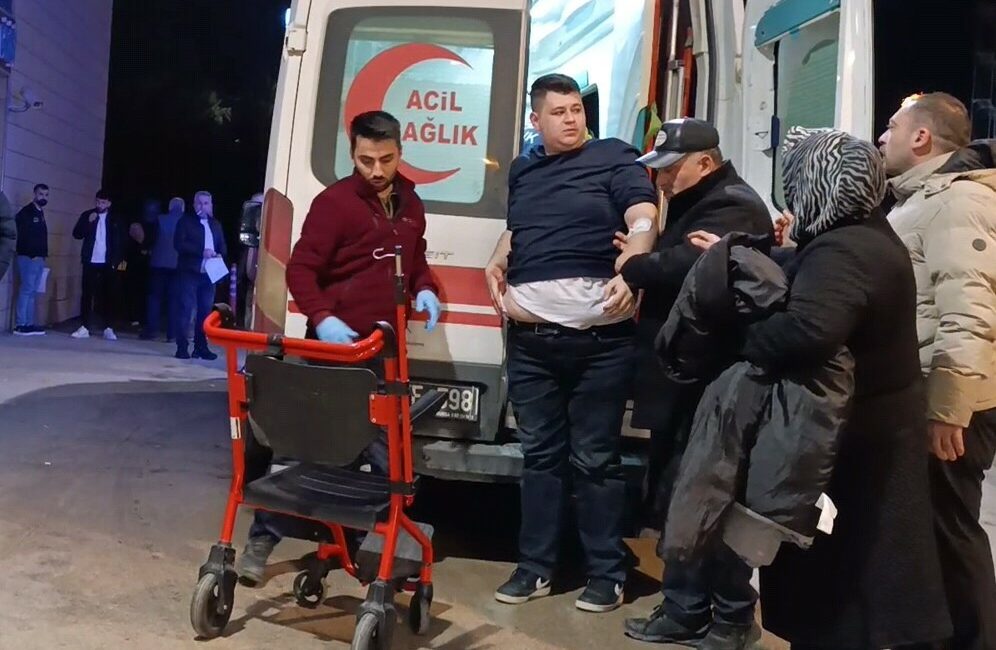 Bursa’da bir restoranda çıkan bıçaklı kavgada 2 kişi yaralandı. Olay,