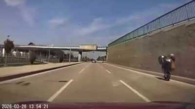 Bursa’da trafikte ön kaldırarak ilerleyen motosiklet trafikte tehlikeli anlara neden