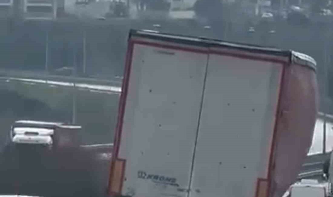 Bursa’da seyir halindeki bir tırın yolda yan şekilde ilerlemesi trafikte