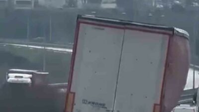 Bursa’da seyir halindeki bir tırın yolda yan şekilde ilerlemesi trafikte