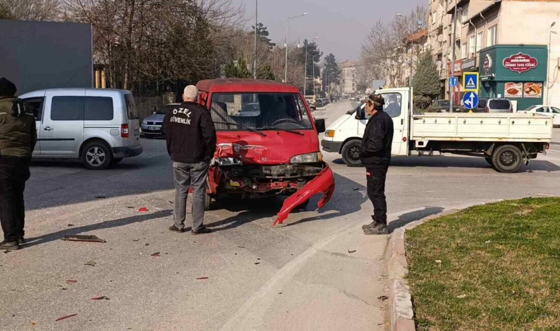 Bursa’da trafik kazası: 3 yaralı Bursa’nın İnegöl ilçesinde meydana gelen kazada özel halk otobüsü ile