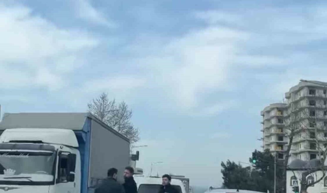 Bursa’da iki sürücü arasında çıkan tartışma kavgaya dönüştü, araya giren