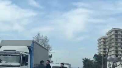 Bursa’da iki sürücü arasında çıkan tartışma kavgaya dönüştü, araya giren