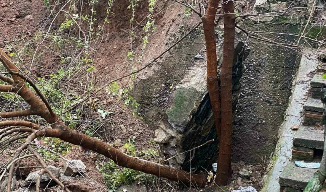 Bursa’da yağış sonrası istinat duvarı çöktü Bursa’nın Osmangazi ilçesinde etkili olan yoğun yağışlar nedeniyle bir binanın