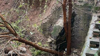 Bursa’nın Osmangazi ilçesinde etkili olan yoğun yağışlar nedeniyle bir binanın