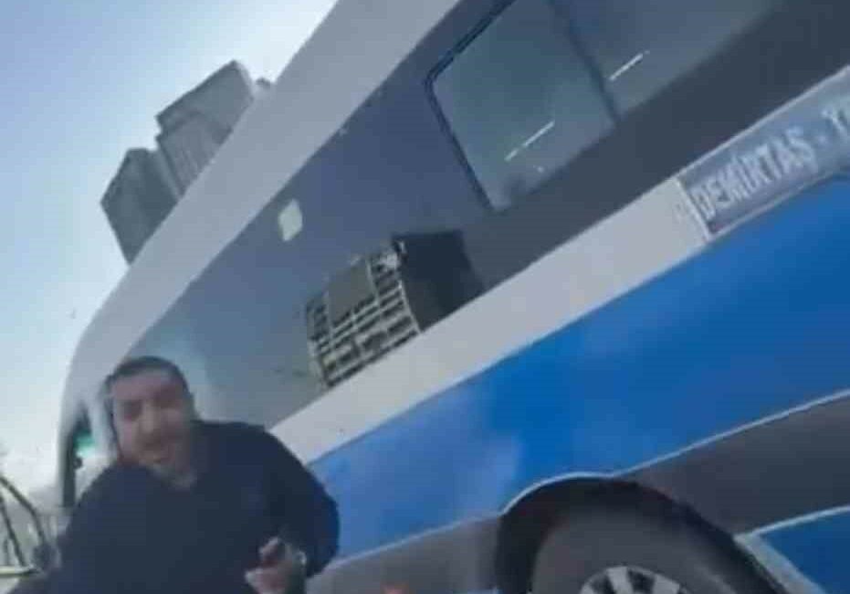 Bursa’da yol verme kavgası kamerada… Camı kırdı, 180 bin lira ceza yedi Bursa’nın Osmangazi ilçesinde trafikte yol verme meselesi yüzünden çıkan tartışma