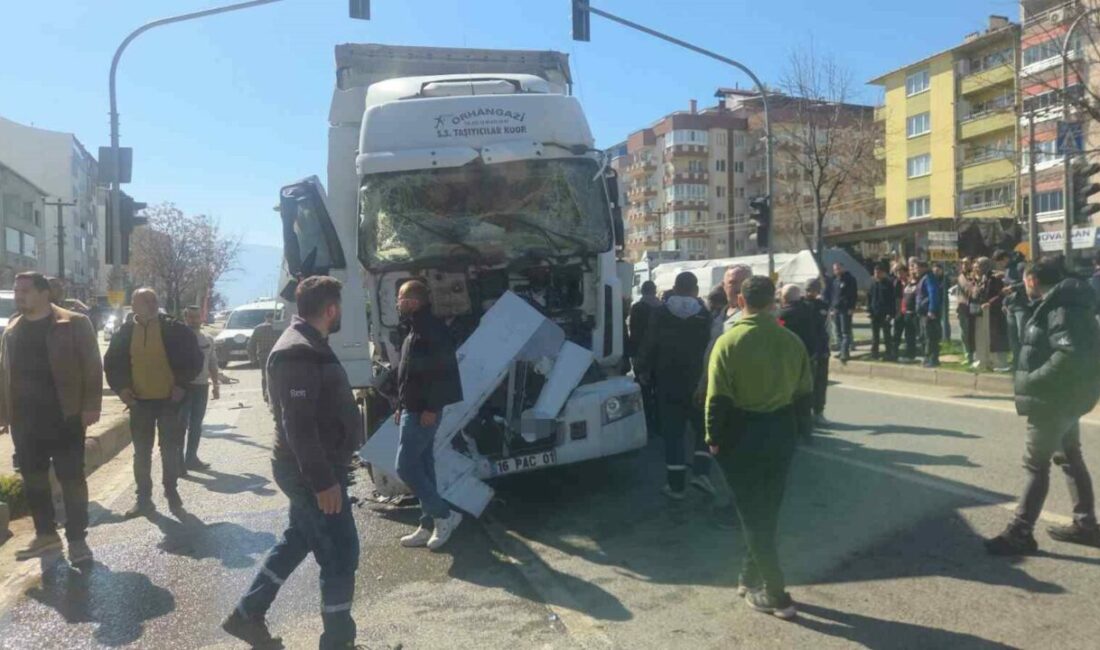 Bursa’nın Orhangazi ilçesinde tırın motosiklet ve kamyona çarpması sonucu meydana