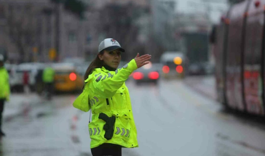 Bursa’da binlerce vatandaş, bayram namazı için tarihi Ulu Cami’ye akın