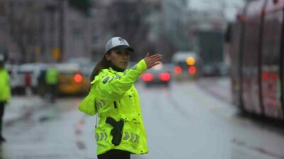 Bursa’da binlerce vatandaş, bayram namazı için tarihi Ulu Cami’ye akın