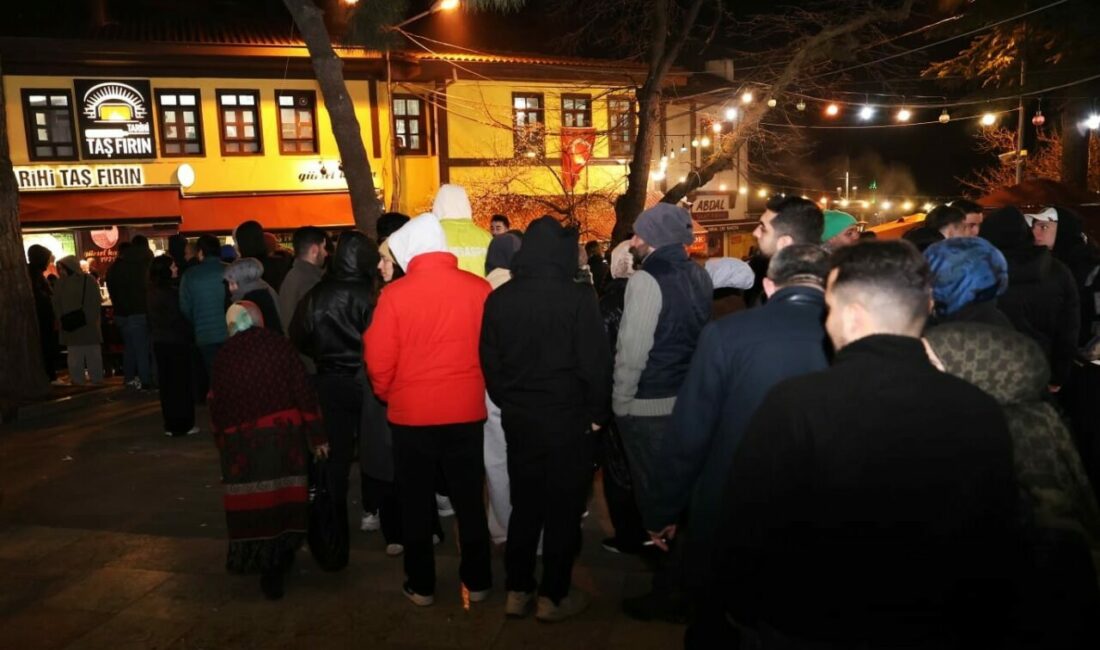 Bursa’da Tarihi Abdal Meydanı’nda simit ve tahinli pide ile sahur