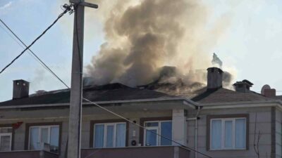 Bursa’nın İnegöl ilçesinde apartmanın çatısı, alevlere teslim oldu. Yangın, saat
