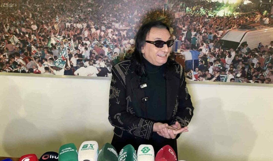 Müzisyen Gökhan Kırdar, Bursaspor’un Güzide Gebzespor ile karşılaşması öncesinde Atatürk