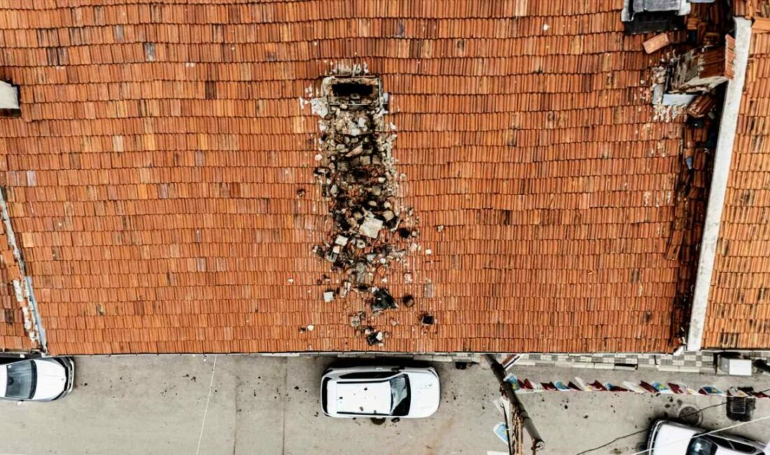 Bursa’nın Keles ilçesinde 3 katlı binanın çürüyen bacağı park halindeki