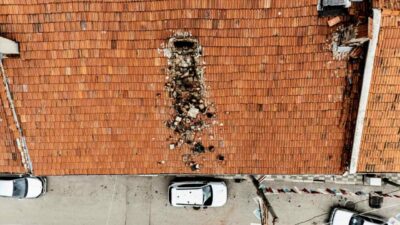 Bursa’nın Keles ilçesinde 3 katlı binanın çürüyen bacağı park halindeki