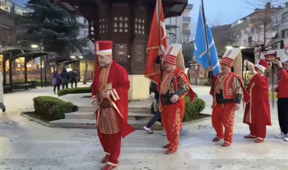 Davetli oldukları iftara mehter takımı ile gittiler Bursa Vatan Sevdaları Platformu üyeleri, iftar davetine katıldıkları arkadaşlarına yanlarında