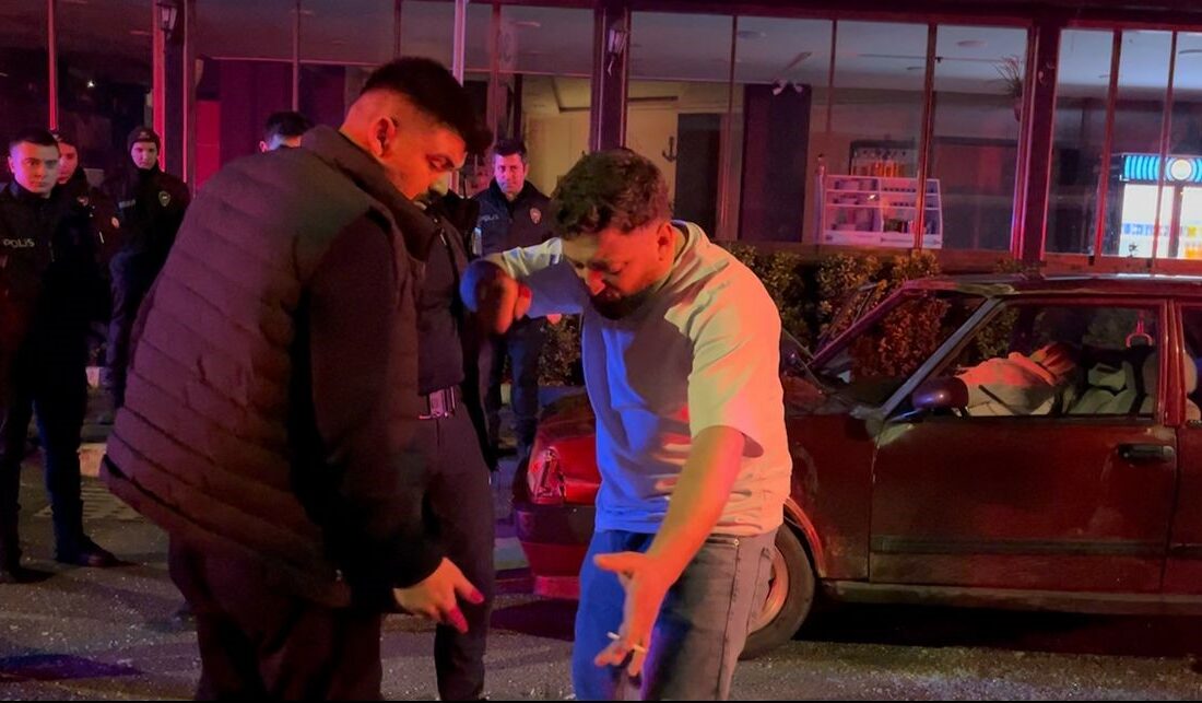Bursa’da bir şahıs darp edildiğini iddia ederek otomobilini yolun ortasında