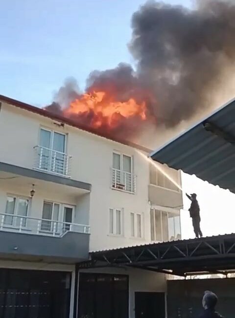 Evin çatısı küle döndü Bursa’nın İznik ilçesinde meydana gelen olayda, bir evin bacasında başlayan