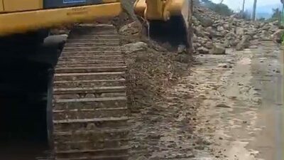 Bursa’da Gemlik-Mudanya sahil yolu, Kurşunlu Mahallesi’nden itibaren meydana gelen heyelan