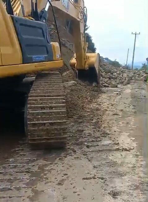Bursa’da Gemlik-Mudanya sahil yolu, Kurşunlu Mahallesi’nden itibaren meydana gelen heyelan