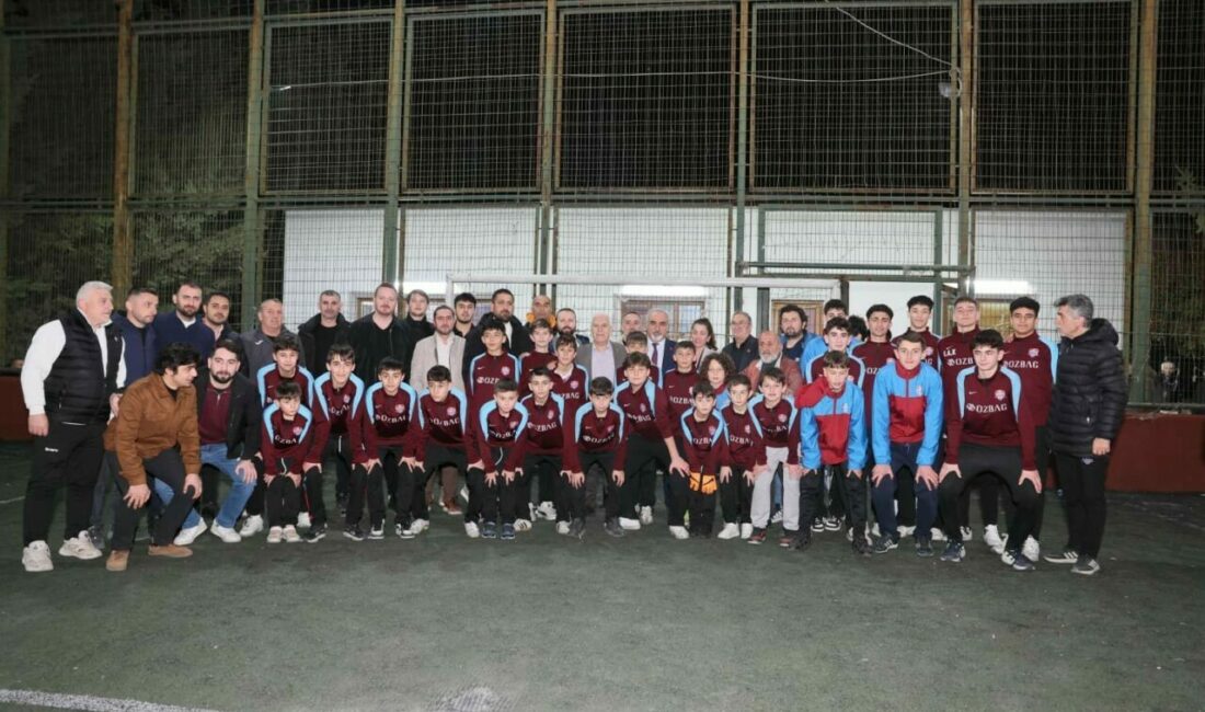 Gençler istedi, Başkan Bozbey yeniliyor Bursa Büyükşehir Belediye Başkanı Mustafa Bozbey, İnegöl Karadeniz Güvenspor’u ziyaretinde,