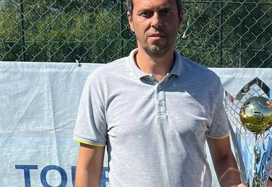 Halı sahada kalp krizi geçiren eski futbolcunun o anları ortaya çıktı Bursa’da 3 gün önce halı sahada maç yaparken fenalaşarak hayatını