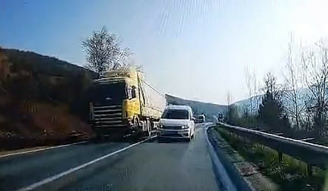 Hatalı sollama yaptı, facia böyle teğet geçti Bursa’nın İnegöl ilçesinde meydana gelen olayda sürücü, hatalı sollama yapan