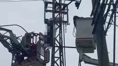 -Bursa’da, iddiaya göre, hırsızlık yapmak için elektrik direğine çıkan bir