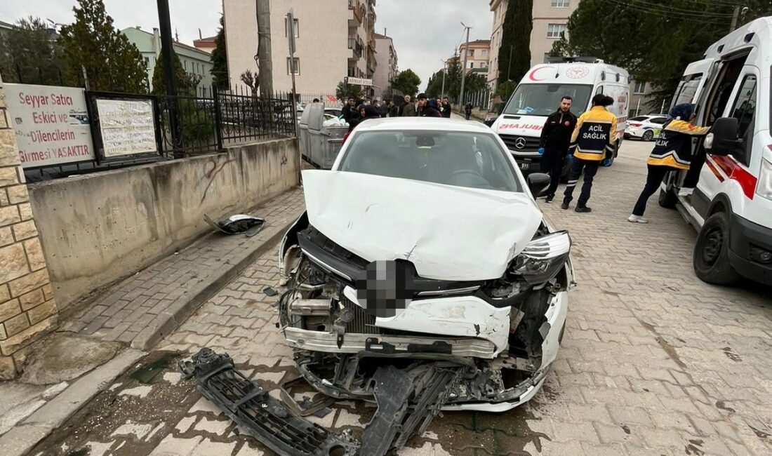 Bursa’nın İnegöl ilçesinde otomobillerin çarpıştığı kazada 5 kişi yaralandı. Kaza,