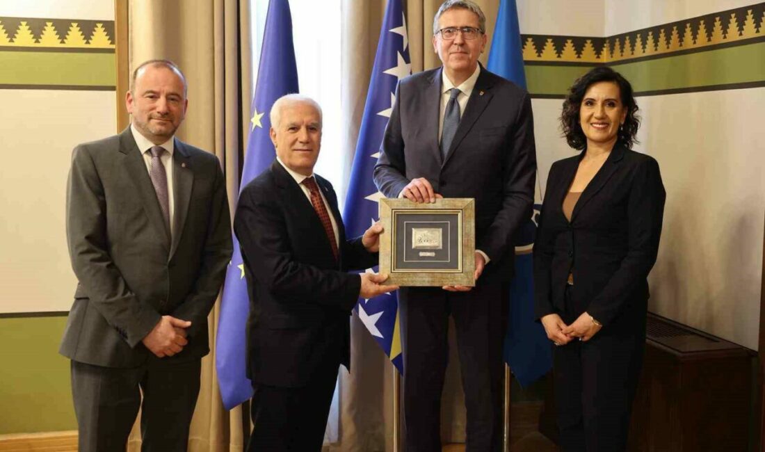 Bursa Büyükşehir Belediyesi’nin kardeş şehir Saraybosna’da düzenlediği iftar programı, yüzlerce