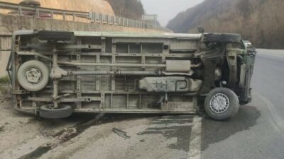 Bursa’nın İnegöl ilçesinde kontrolden çıkan minibüsün takla attığı kazada sürücü