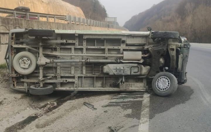 Bursa’nın İnegöl ilçesinde kontrolden çıkan minibüsün takla attığı kazada sürücü