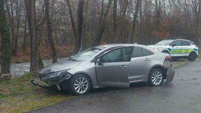 Bursa’nın İnegöl ilçesinde kontrolden çıkan otomobilin alt yola uçtuğu kazada