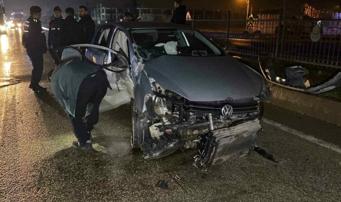 Kontrolden çıkan otomobil bariyerlere çarptı: 2 yaralı Bursa’nın İnegöl ilçesinde meydana gelen kazada kontrolden çıkan otomobil bariyerlere