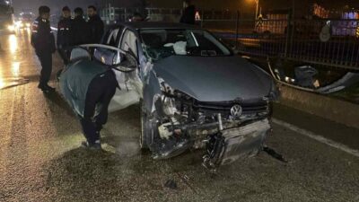 Bursa’nın İnegöl ilçesinde meydana gelen kazada kontrolden çıkan otomobil bariyerlere