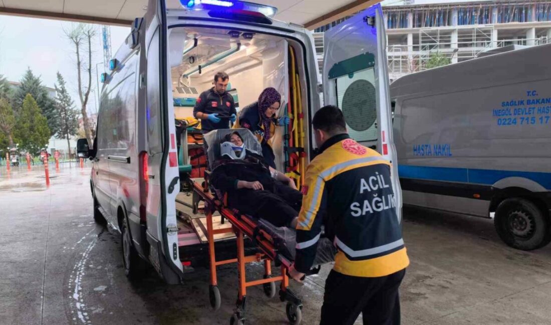 Bursa’nın İnegöl ilçesinde kontrolden çıkan otomobilin istinat duvarına çarptığı kazada