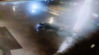 Bursa’nın İnegöl ilçesinde kontrolden çıkarak reklam panosuna çarpan otomobildeki 1