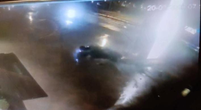 Bursa’nın İnegöl ilçesinde kontrolden çıkarak reklam panosuna çarpan otomobildeki 1